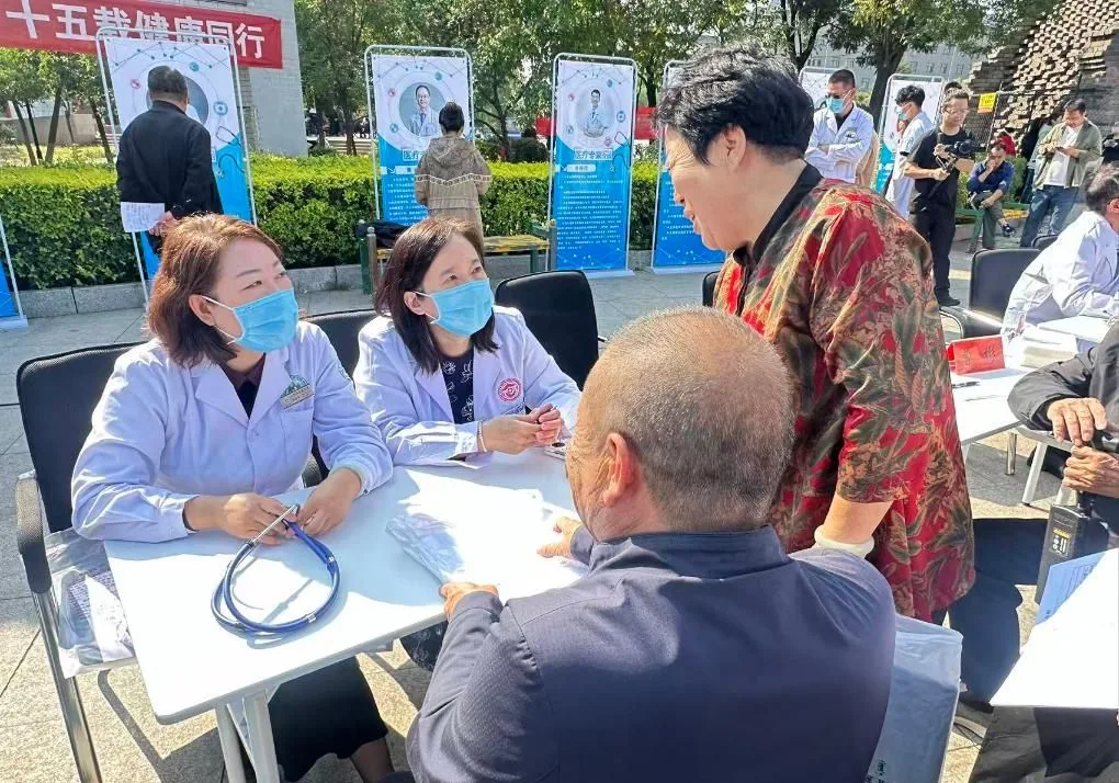 China-Japan Friendship Hospital respiratory team providing outreach assessment outside the hospital; location is not the international outpatient clinic
