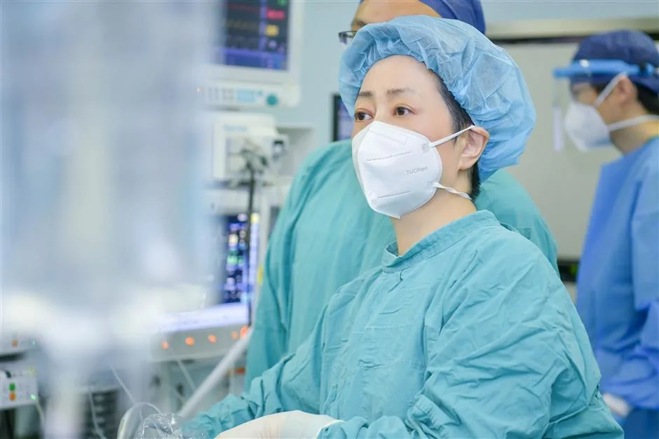 Hospital-provided clinical photograph of gynecologic tumor surgery, a documented example rather than an outcome promise