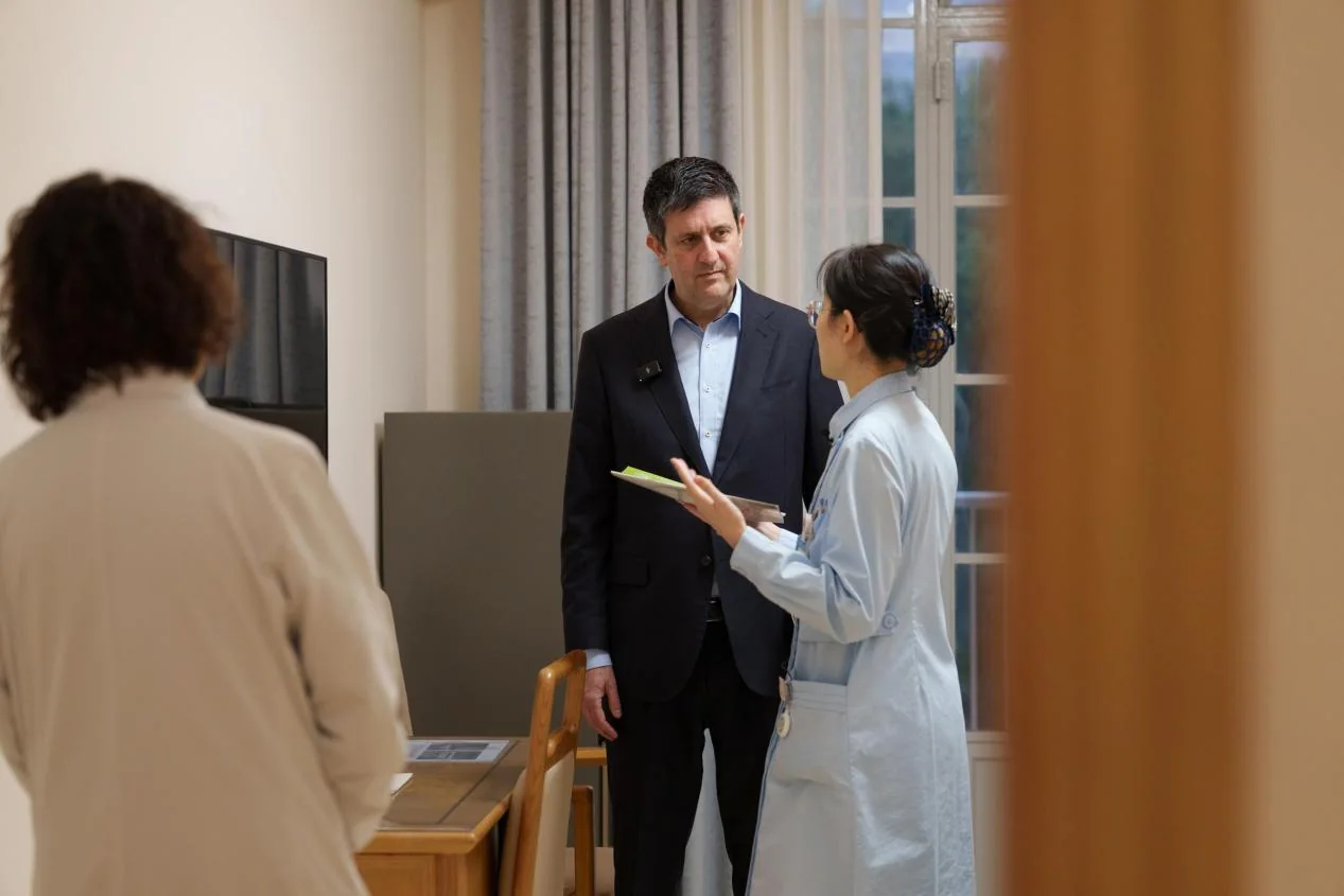 Huadong international care nurse discussing a visit with a patient, Shanghai municipal photograph