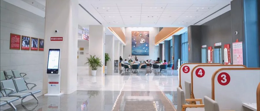 Outpatient waiting hall and self-service kiosks documented by China National Radio
