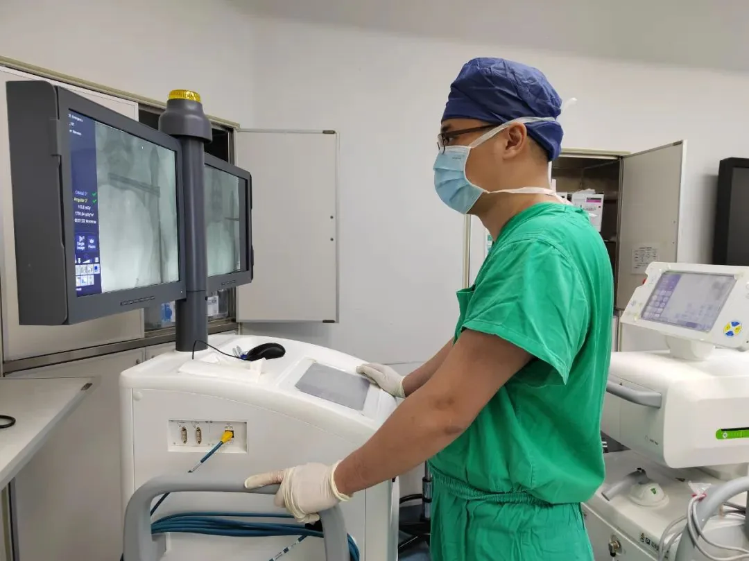Jishuitan trauma team reviewing diagnostic images at Xinjiekou emergency department in a 2023 hospital-authored report