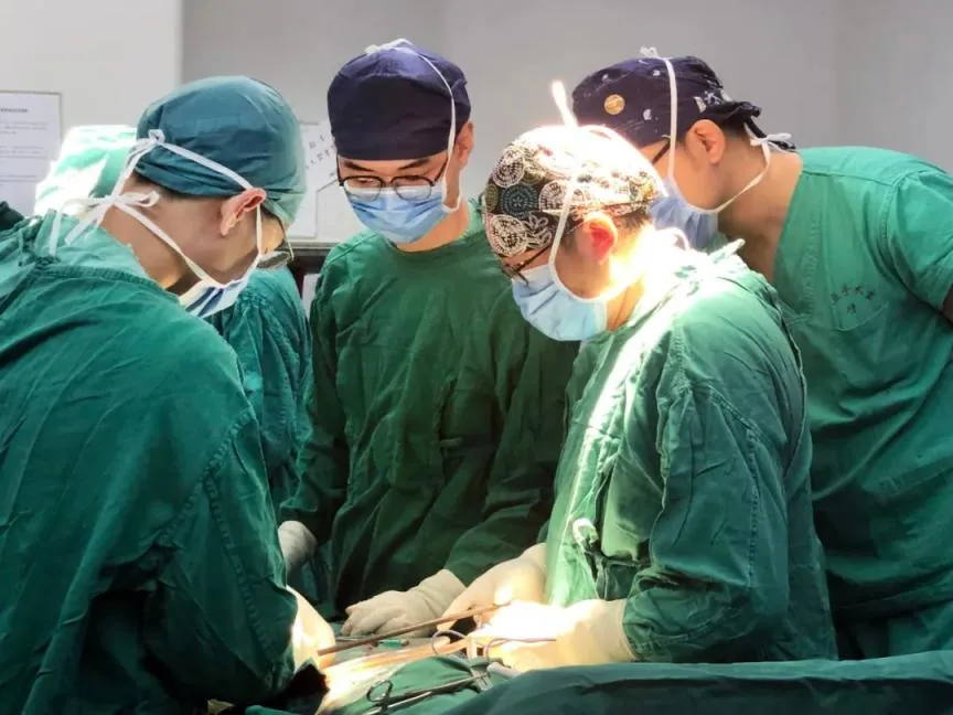 Jishuitan trauma team performing a robot-assisted operation at Xinjiekou campus in 2023; example of a documented case