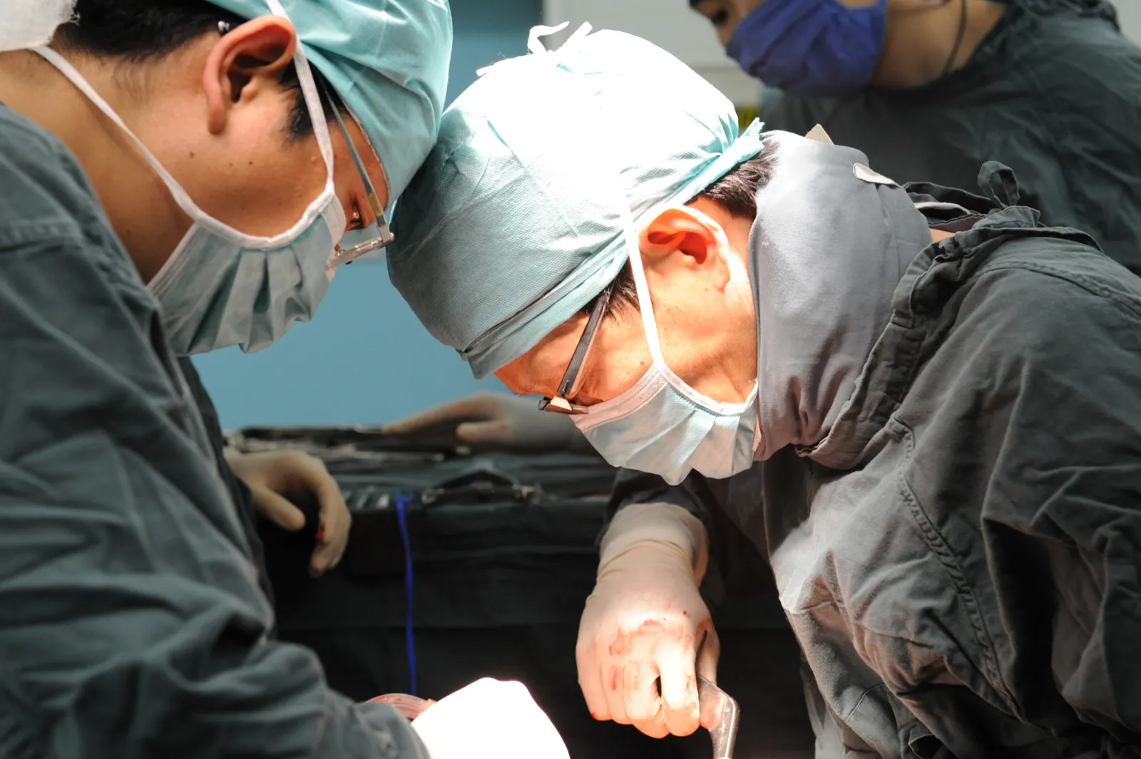 Peking University People’s Hospital spine surgery team in an earlier hospital-supplied photograph; a documented clinical example, not a promise of treatment