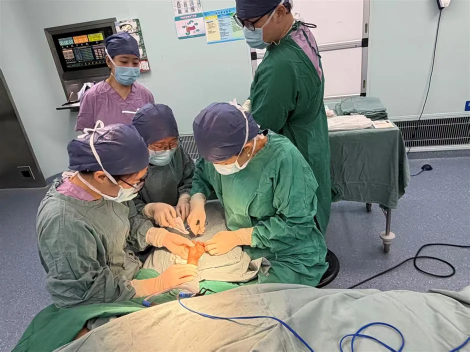 Hospital-provided operating room scene in a reported case of surgery for a child with a rare skin disease