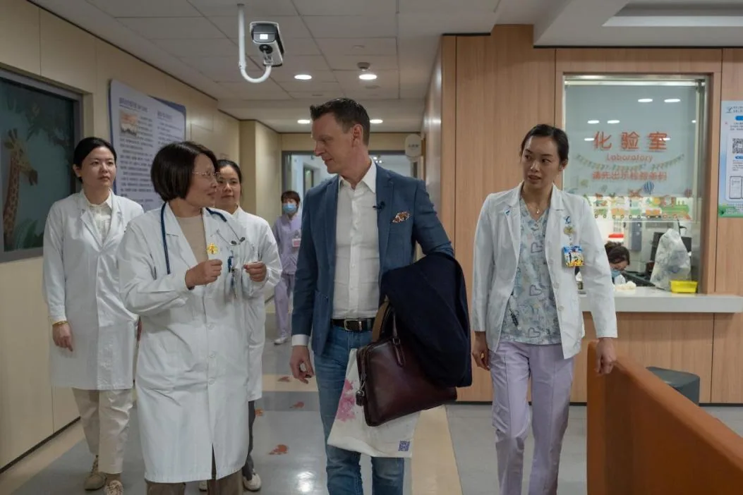 Shanghai Children’s Medical Center physician speaking with the parent of a child in an international patient report