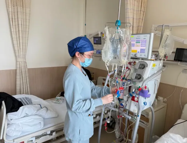 Clinical staff operating blood-purification equipment in a hospital-published 2025 kidney transplant case report
