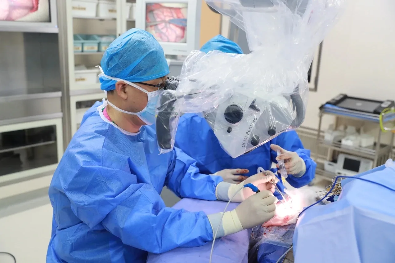Xuanwu hospital neurosurgical team photographed by Beijing Time; operating-room image, not an international clinic