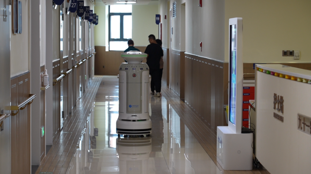 Delivery robot in a Zhongshan Hospital ward, Shanghai municipal government photo